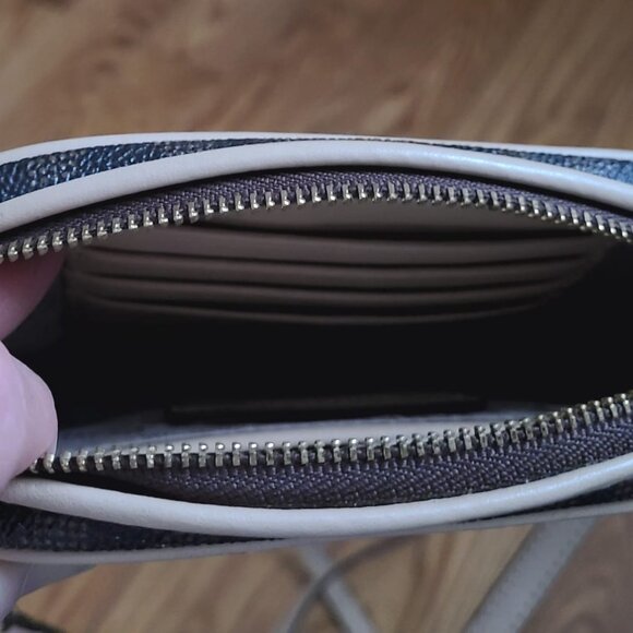 MICHAEL KORS CROSS BODY PURSE - Picture 4 of 5